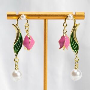 ✨Anthropologie Emmeline Tulip Pearl Drop Earrings
